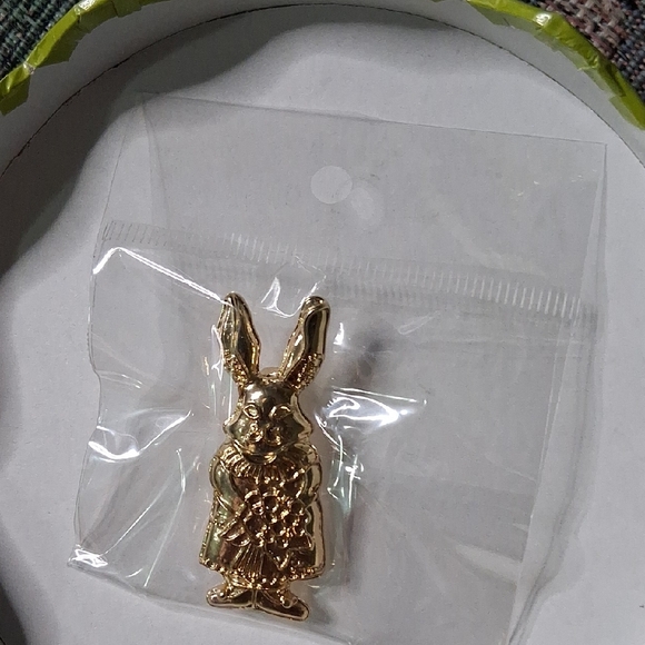 Gold Rabbit Brooch - Picture 6 of 6
